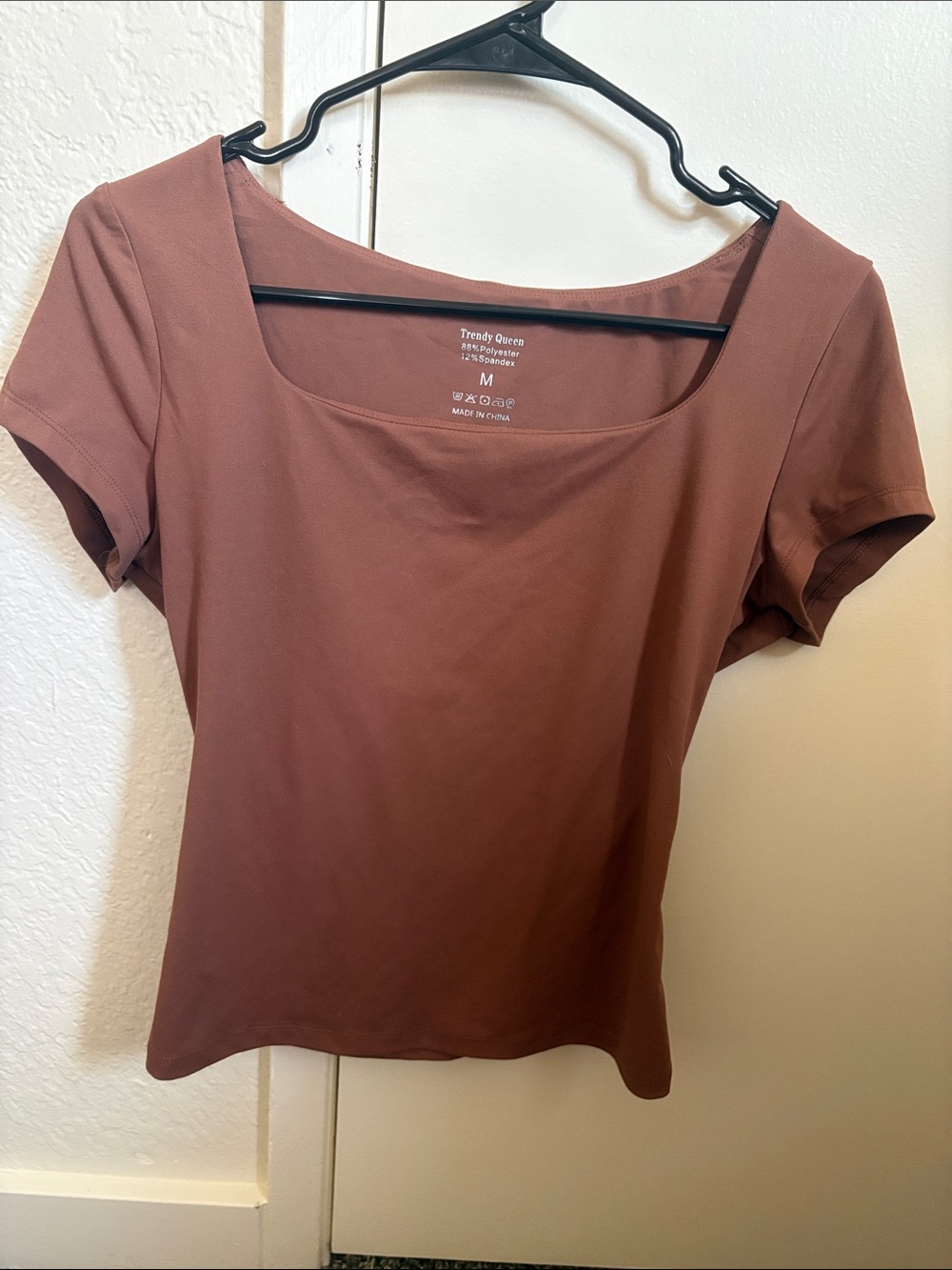 Trendy Queen Scoop Neck Short Sleeve Tee in Mauve Brown - M